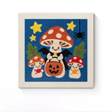 Punch Needle Halloween Amanite Bonbons : tableau brodé terminé sur son cadre