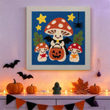 Tableau punch needle amanite vampire accroché au mur dans une déco d'Halloween