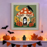 Tableau punch needle champignon hanté accroché au mur parmi des décorations d'Halloween