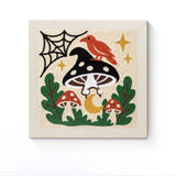 Punch Needle Halloween Amanite Noire : tableau brodé terminé sur son cadre