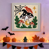 Tableau punch needle amanite noire au mur d'une pièce décorée pour Halloween