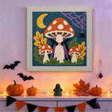 Tableau punch needle champignon vampire accroché au mur dans une déco d'Halloween