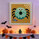 Tableau punch needle araignée beignet accroché au mur dans une déco d'Halloween