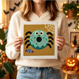 Tableau punch needle araignée gourmande tenu en main pour montrer sa taille