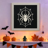 Tableau punch needle araignée blanche sur sa toile accroché au mur dans une déco d'Halloween