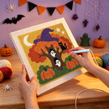Broderie punch needle en cours sur la toile de l'arbre coiffé d'un chapeau