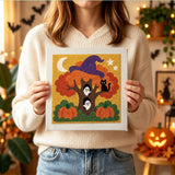Tableau punch needle arbre au chapeau tenu en main pour montrer sa taille