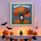Tableau punch needle arbre au corbeau accroché au mur dans une déco d'Halloween