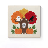 Punch Needle Halloween Arbre au Crâne : tableau brodé terminé sur son cadre
