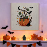 Tableau punch needle arbre étoilé et citrouille accroché au mur dans une déco d'Halloween
