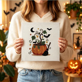 Tableau punch needle arbre étoilé tenu en main pour montrer sa taille