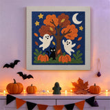 Tableau punch needle arbre hanté accroché au mur dans une déco d'Halloween
