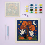 Toile imprimée numérotée et tableau punch needle fantômes autour de l'arbre terminé