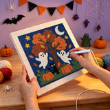 Broderie punch needle en cours sur la toile de l'arbre roux et du chat noir