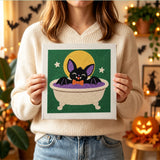 Tableau punch needle chauve-souris au bain tenu en main pour montrer sa taille