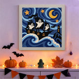 Tableau punch needle bateau fantôme accroché au mur dans une déco d'Halloween