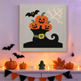 Tableau punch needle trio de citrouilles accroché au mur d'une entrée décorée pour Halloween