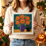 Tableau punch needle bouquet et chat noir tenu en main pour montrer sa taille