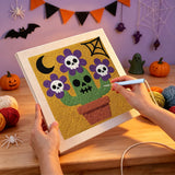 Broderie punch needle en cours, aiguille en main, sur la toile du cactus aux fleurs violettes