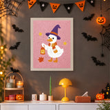 Tableau punch needle canard à l'écharpe rayée accroché au mur dans une déco d'Halloween