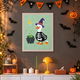 Tableau punch needle canard en costume de squelette accroché au mur dans une déco d'Halloween