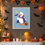 Tableau punch needle canard en cape de vampire accroché au mur dans une déco d'Halloween