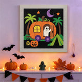 Tableau punch needle caravane fantôme accroché au mur dans une déco d'Halloween