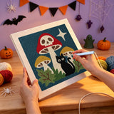 Broderie punch needle en cours sur la toile du champignon rouge et du chat noir