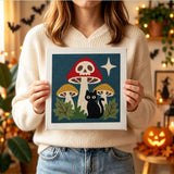 Tableau punch needle champignon crâne tenu à la main pour voir sa taille