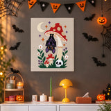 Tableau punch needle amanite et chauve-souris accroché au mur dans une déco d'Halloween