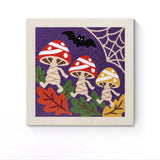 Punch Needle Halloween Champignon Momie : tableau brodé terminé sur son cadre