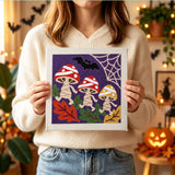 Tableau punch needle champignon momie terminé tenu en main pour montrer sa taille