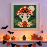 Tableau punch needle champignon rieur au mur d'une pièce décorée pour Halloween