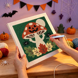 Broderie punch needle en cours, aiguille en main, sur la toile du champignon à pois