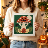 Tableau punch needle champignon rieur tenu en main pour montrer sa taille