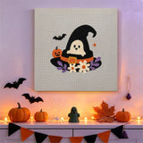 Tableau punch needle chapeau fantôme accroché au mur dans une déco d'Halloween