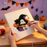 Broderie punch needle en cours, aiguille en main, sur la toile du fantôme caché dans le chapeau