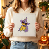 Tableau punch needle chat à lunettes tenu en main pour montrer sa taille