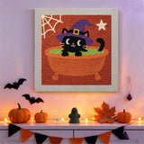 Tableau punch needle chat au bain accroché au mur dans une déco d'Halloween