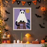 Tableau punch needle chat fantôme sur son tabouret accroché au mur dans une déco d'Halloween