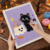 Broderie punch needle en cours, aiguille en main, sur la toile du chaton et du sac fantôme