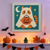 Tableau punch needle chat roux et citrouille accroché au mur dans une déco d'Halloween