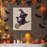 Tableau punch needle chat sur son balai accroché au mur dans une déco d'Halloween