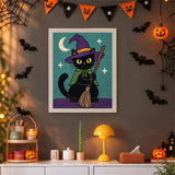 Tableau punch needle chat à la cape verte accroché au mur dans une déco d'Halloween
