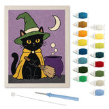 Contenu du kit punch needle chat chaudron : toile sur cadre, aiguilles et fils de laine