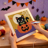 Broderie punch needle en cours sur la toile du chaton noir, aiguille en main