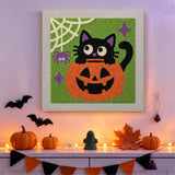 Tableau punch needle chat citrouille accroché au mur dans une déco d'Halloween