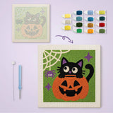 Toile imprimée numérotée et tableau punch needle chat noir dans sa citrouille terminé