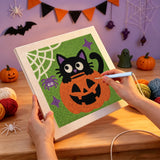Broderie punch needle en cours sur la toile du chat noir aux grands yeux