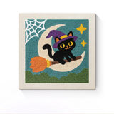 Punch Needle Halloween Chat Croissant : tableau brodé terminé sur son cadre